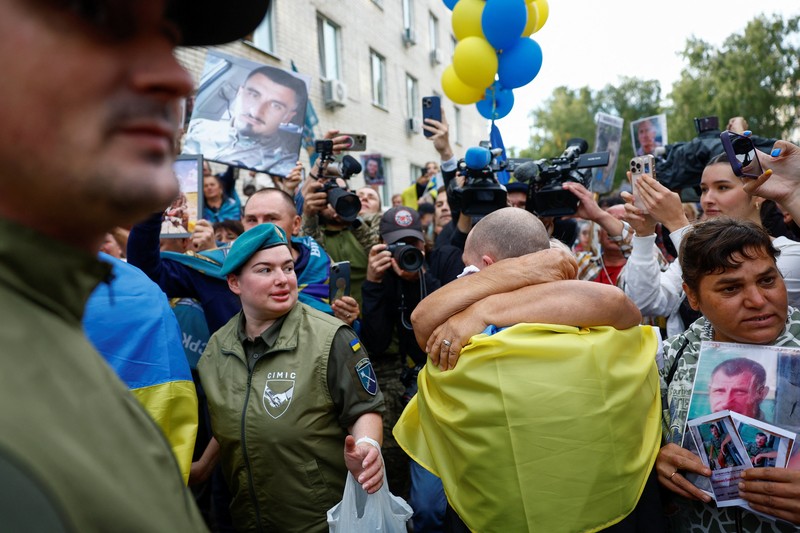 Tahanan perang (POW) Ukraina yang dibebaskan meninggalkan bus setelah pertukaran, di tengah serangan Rusia terhadap Ukraina, di lokasi yang dirahasiakan di Ukraina, 24 Agustus 2025. (REUTERS/Valentyn Ogirenko)