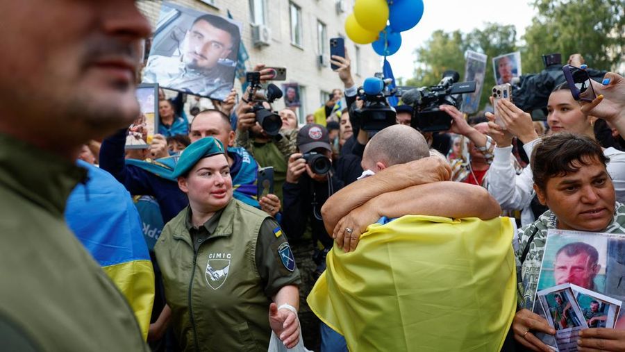 Tahanan perang (POW) Ukraina yang dibebaskan meninggalkan bus setelah pertukaran, di tengah serangan Rusia terhadap Ukraina, di lokasi yang dirahasiakan di Ukraina, 24 Agustus 2025. (REUTERS/Valentyn Ogirenko)