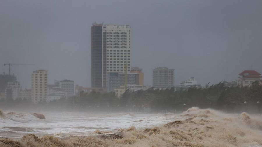 Ombak mendekati pantai Cua Lo, sementara Topan Kajiki mendekati provinsi Nghe An, Vietnam, 25 Agustus 2025. (REUTERS/Minh Nguyen)
