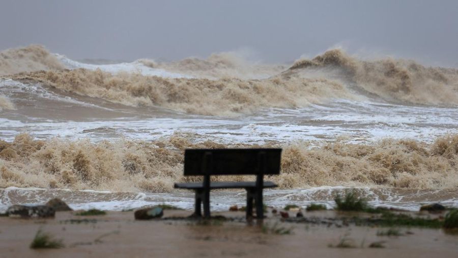 Ombak mendekati pantai Cua Lo, sementara Topan Kajiki mendekati provinsi Nghe An, Vietnam, 25 Agustus 2025. (REUTERS/Minh Nguyen)