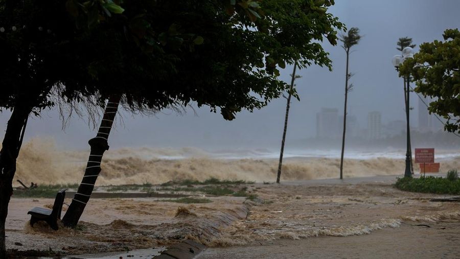 Ombak mendekati pantai Cua Lo, sementara Topan Kajiki mendekati provinsi Nghe An, Vietnam, 25 Agustus 2025. (REUTERS/Minh Nguyen)