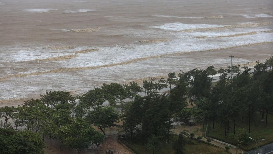 Ombak mendekati pantai Cua Lo, seperti yang terlihat melalui jendela, sementara Topan Kajiki mendekat di provinsi Nghe An, Vietnam, 25 Agustus 2025. (REUTERS/Minh Nguyen)