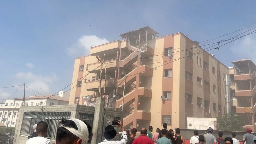 Orang-orang berjalan di lokasi serangan Israel di rumah sakit Nasser di mana juru kamera Palestina Hussam al-Masri, yang merupakan kontraktor untuk Reuters, tewas bersama dengan jurnalis dan orang lain, di Khan Younis di Jalur Gaza selatan dalam gambar diam yang diambil dari video, 25 Agustus 2025. Orang-orang berjalan di lokasi serangan Israel di rumah sakit Nasser di mana juru kamera Palestina Hussam al-Masri, yang merupakan kontraktor untuk Reuters, tewas bersama dengan jurnalis dan orang lain, di Khan Younis di Jalur Gaza selatan dalam gambar diam yang diambil dari video, 25 Agustus 2025. (REUTERS/Hatem Khaled)