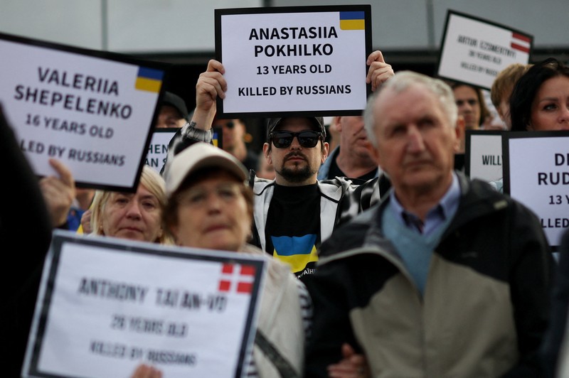 Orang-orang memegang tanda saat diaspora Ukraina berkumpul di Lapangan Kastil Warsawa untuk memperingati Hari Kemerdekaan Ukraina, di Warsawa, Polandia, 24 Agustus 2025. Orang-orang memegang tanda saat diaspora Ukraina berkumpul di Lapangan Kastil Warsawa untuk memperingati Hari Kemerdekaan Ukraina, di Warsawa, Polandia, 24 Agustus 2025. (REUTERS/Kacper Pempel)