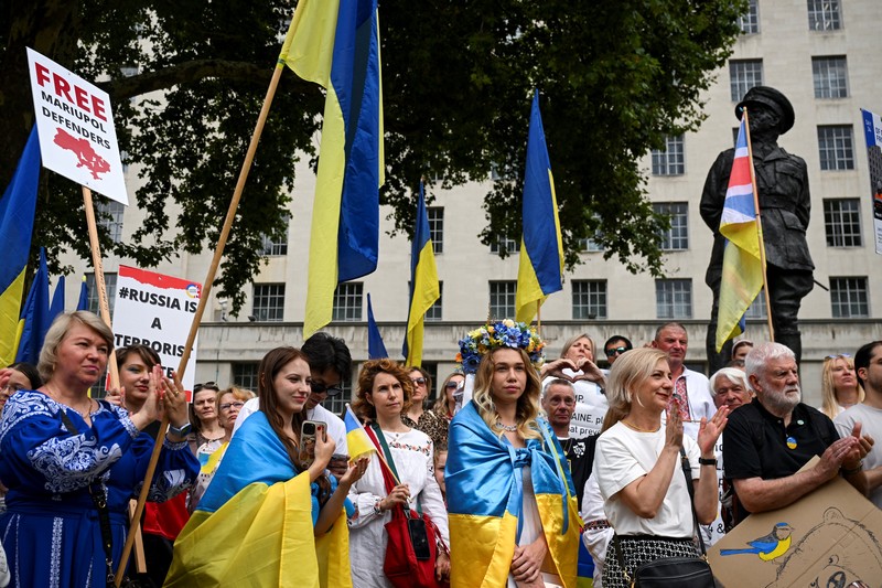 Orang-orang memegang tanda saat diaspora Ukraina berkumpul di Lapangan Kastil Warsawa untuk memperingati Hari Kemerdekaan Ukraina, di Warsawa, Polandia, 24 Agustus 2025. Orang-orang memegang tanda saat diaspora Ukraina berkumpul di Lapangan Kastil Warsawa untuk memperingati Hari Kemerdekaan Ukraina, di Warsawa, Polandia, 24 Agustus 2025. (REUTERS/Kacper Pempel)