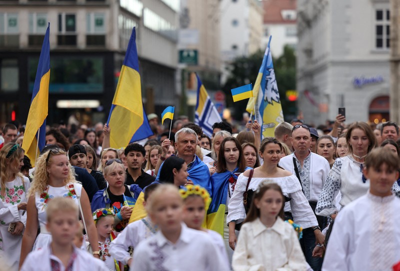 Orang-orang memegang tanda saat diaspora Ukraina berkumpul di Lapangan Kastil Warsawa untuk memperingati Hari Kemerdekaan Ukraina, di Warsawa, Polandia, 24 Agustus 2025. Orang-orang memegang tanda saat diaspora Ukraina berkumpul di Lapangan Kastil Warsawa untuk memperingati Hari Kemerdekaan Ukraina, di Warsawa, Polandia, 24 Agustus 2025. (REUTERS/Kacper Pempel)