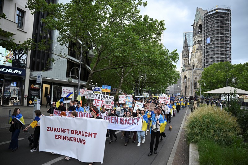 Orang-orang memegang tanda saat diaspora Ukraina berkumpul di Lapangan Kastil Warsawa untuk memperingati Hari Kemerdekaan Ukraina, di Warsawa, Polandia, 24 Agustus 2025. Orang-orang memegang tanda saat diaspora Ukraina berkumpul di Lapangan Kastil Warsawa untuk memperingati Hari Kemerdekaan Ukraina, di Warsawa, Polandia, 24 Agustus 2025. (REUTERS/Kacper Pempel)