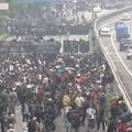 Demo di Depan DPR Ricuh: Aparat Pakai Gas Air Mata Bubarkan Massa
