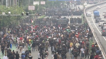 Video: Penampakan Terkini Demo Depan DPR, Jalan Gatot Subroto Ditutup