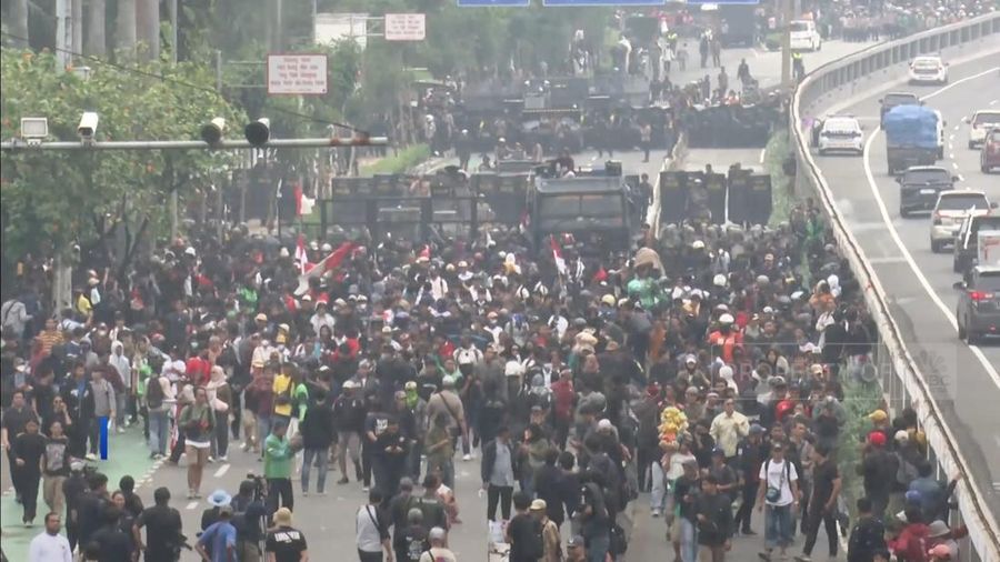 Peserta aksi demonstrasi masyarakat sipil bertajuk "Revolusi Rakyat Indonesia" mulai memadati depan Gedung DPR RI, Senayan, Jakarta, pada Senin (25/8) siang.