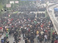 Video: Penampakan Terkini Demo Depan DPR, Jalan Gatot Subroto Ditutup