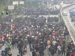 Video: Penampakan Terkini Demo Depan DPR, Jalan Gatot Subroto Ditutup