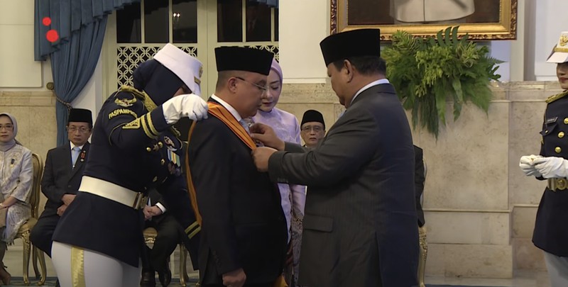 Presiden Prabowo Subianto memberikan tanda jasa dan kehormatan dalam rangka peringatan HUT RI. Ada 141 tokoh yang menerima anugerah tanda jasa dan kehormatan tersebut. Presiden Prabowo Subianto memberikan tanda jasa dan kehormatan dalam rangka peringatan HUT RI. Ada 141 tokoh yang menerima anugerah tanda jasa dan kehormatan tersebut. (Dok. Biro Pers Sekretariat Presiden)