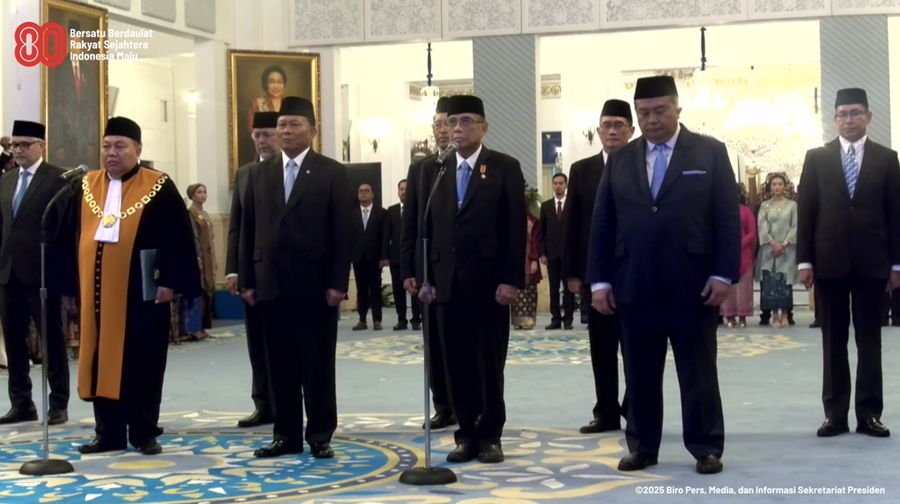 Pengucapan Sumpah/Janji dan Pelantikan Pejabat Negara, serta Upacara Penganugerahan TKRI. (Dok Youtube)