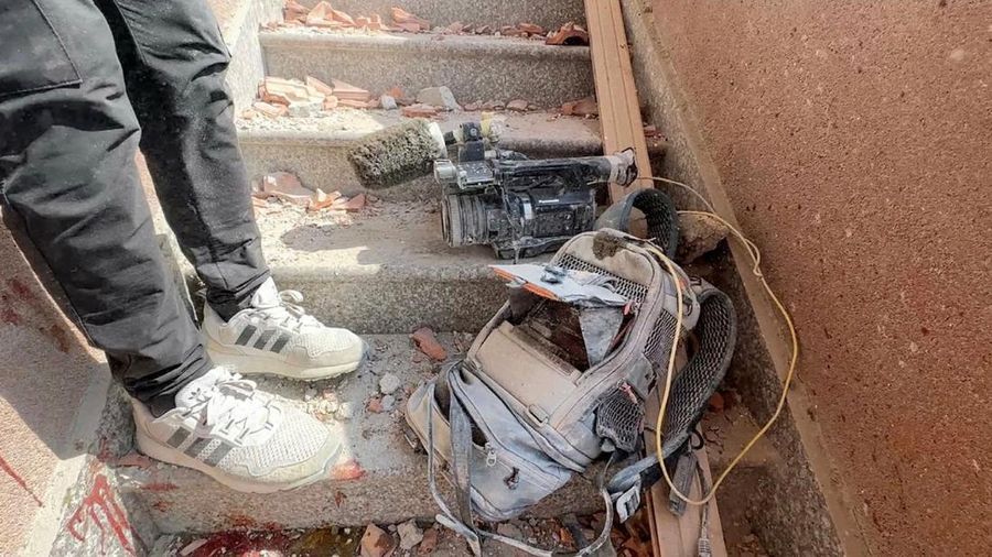 Orang-orang berjalan di lokasi serangan Israel di rumah sakit Nasser di mana juru kamera Palestina Hussam al-Masri, yang merupakan kontraktor untuk Reuters, tewas bersama dengan jurnalis dan orang lain, di Khan Younis di Jalur Gaza selatan dalam gambar diam yang diambil dari video, 25 Agustus 2025. (REUTERS/Hatem Khaled)