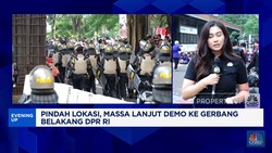 Video: Pindah Lokasi, Massa Lanjut Demo di Gerbang Belakang DPR