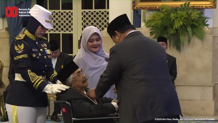 Presiden Prabowo Subianto memberikan tanda jasa dan kehormatan dalam rangka peringatan HUT RI. Ada 141 tokoh nan menerima hidayah tanda jasa dan kehormatan tersebut. Presiden Prabowo Subianto memberikan tanda jasa dan kehormatan dalam rangka peringatan HUT RI. Ada 141 tokoh nan menerima hidayah tanda jasa dan kehormatan tersebut. (Dok. Biro Pers Sekretariat Presiden)