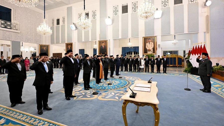 Presiden Prabowo Subianto memberikan tanda jasa dan kehormatan dalam rangka peringatan HUT RI. Ada 141 tokoh yang menerima anugerah tanda jasa dan kehormatan tersebut. (Dok. Biro Pers Sekretariat Presiden)
