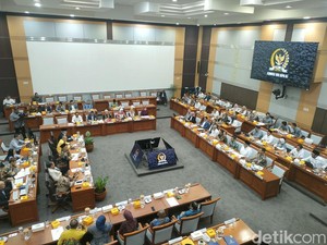 Komisi VIII DPR Lanjut Rapat Bareng Pemerintah Bahas Revisi UU Haji