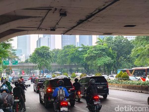 Demo di Sekitar DPR Belum Bubar, Lalin Jl Gatot Subroto dan Jl Sudirman Macet