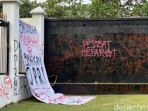 Penampakan Gerbang Belakang DPR Penuh Coretan Massa Demo 25 Agustus