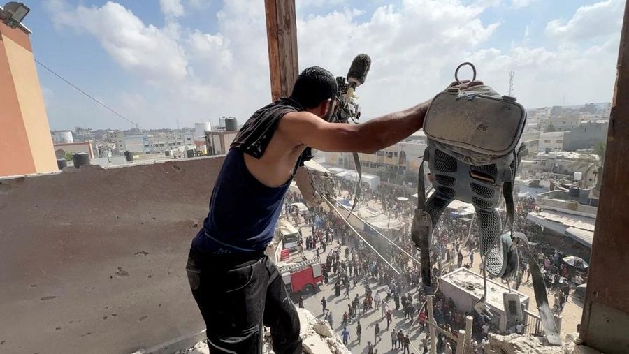 Orang-orang berjalan di lokasi serangan Israel di rumah sakit Nasser di mana juru kamera Palestina Hussam al-Masri, yang merupakan kontraktor untuk Reuters, tewas bersama dengan jurnalis dan orang lain, di Khan Younis di Jalur Gaza selatan dalam gambar diam yang diambil dari video, 25 Agustus 2025. (REUTERS/Hatem Khaled)