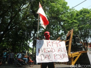 Spiderman Juga Ikut Aksi Warga Pati Kirim Surat ke KPK