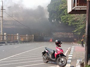 Massa Demo Kelompok Pelajar Bertahan di Palmerah, Kini Lari ke Rel Kereta