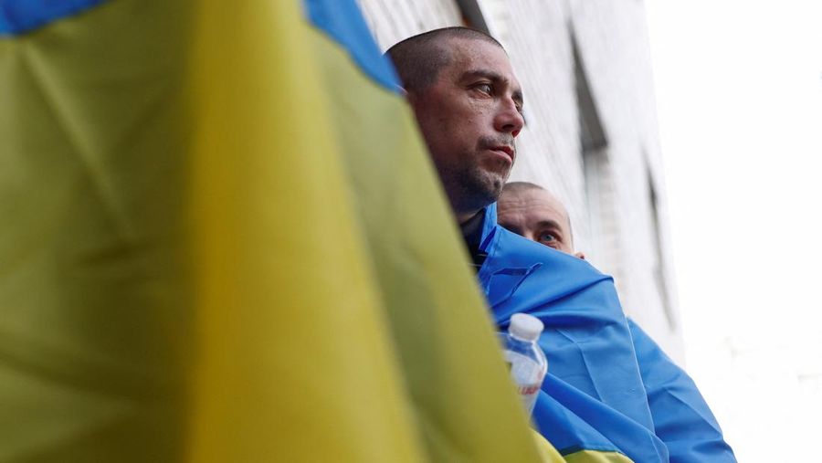Tahanan perang (POW) Ukraina yang dibebaskan meninggalkan bus setelah pertukaran, di tengah serangan Rusia terhadap Ukraina, di lokasi yang dirahasiakan di Ukraina, 24 Agustus 2025. (REUTERS/Valentyn Ogirenko)