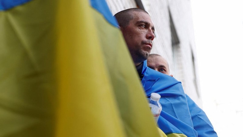 Tahanan perang (POW) Ukraina yang dibebaskan meninggalkan bus setelah pertukaran, di tengah serangan Rusia terhadap Ukraina, di lokasi yang dirahasiakan di Ukraina, 24 Agustus 2025. (REUTERS/Valentyn Ogirenko)
