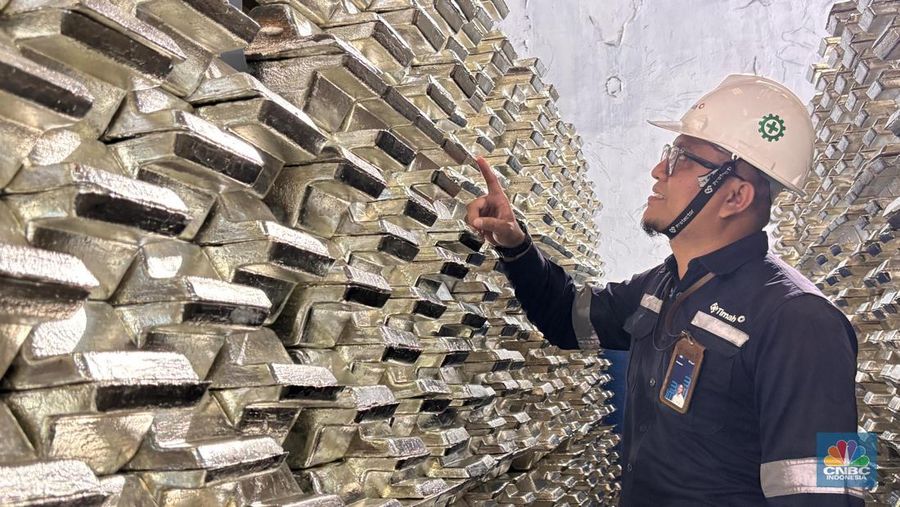 Timah balok siap jual. (CNBC Indonesia/Firda Dwi Muliawati)
