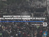 Video: Semprot Water Cannon! Aparat Pukul Mundur Massa Demo DPR RI