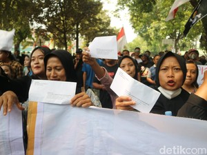 Penampakan Warga Pati Ramai-ramai Pamer Surat Minta KPK Tangkap Bupati