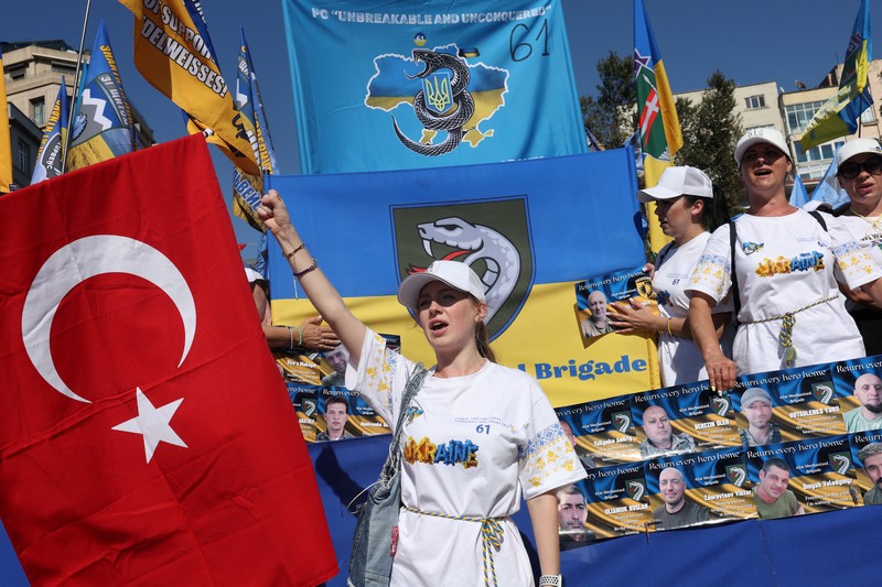 Orang-orang memegang tanda saat diaspora Ukraina berkumpul di Lapangan Kastil Warsawa untuk memperingati Hari Kemerdekaan Ukraina, di Warsawa, Polandia, 24 Agustus 2025. Orang-orang memegang tanda saat diaspora Ukraina berkumpul di Lapangan Kastil Warsawa untuk memperingati Hari Kemerdekaan Ukraina, di Warsawa, Polandia, 24 Agustus 2025. (REUTERS/Kacper Pempel)