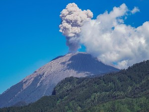 Gunung Semeru Erupsi 4 Kali Hari Ini, Status Waspada
