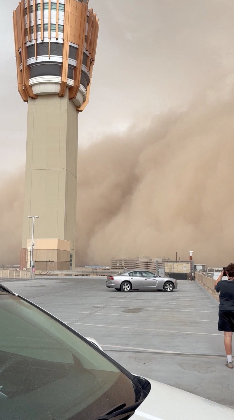Badai debu menyelimuti langit di Paradise Valley, Arizona, AS, 25 Agustus 2025 (ABC AFFILIATE KNXV via Reuters) Badai debu menyelimuti langit di Paradise Valley, Arizona, AS, 25 Agustus 2025 (ABC AFFILIATE KNXV via Reuters)