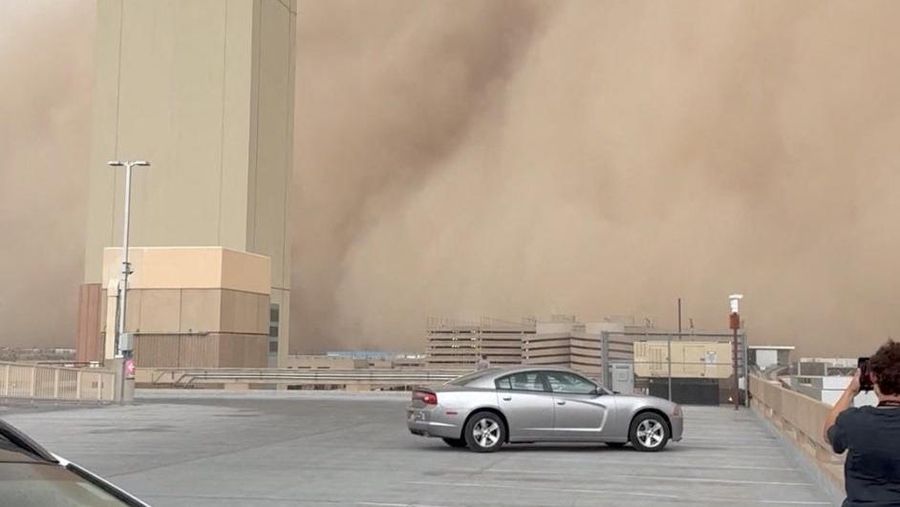 Badai debu menyelimuti langit di Paradise Valley, Arizona, AS, 25 Agustus 2025 (ABC AFFILIATE KNXV via Reuters)