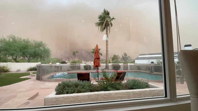 Badai debu menyelimuti langit di Paradise Valley, Arizona, AS, 25 Agustus 2025 (ABC AFFILIATE KNXV via Reuters)