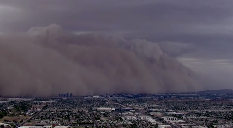 Badai debu menyelimuti langit di Paradise Valley, Arizona, AS, 25 Agustus 2025 (ABC AFFILIATE KNXV via Reuters) Badai debu menyelimuti langit di Paradise Valley, Arizona, AS, 25 Agustus 2025 (ABC AFFILIATE KNXV via Reuters)