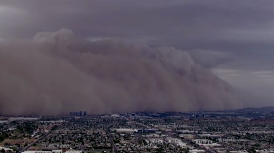 Badai debu menyelimuti langit di Paradise Valley, Arizona, AS, 25 Agustus 2025 (ABC AFFILIATE KNXV via Reuters)