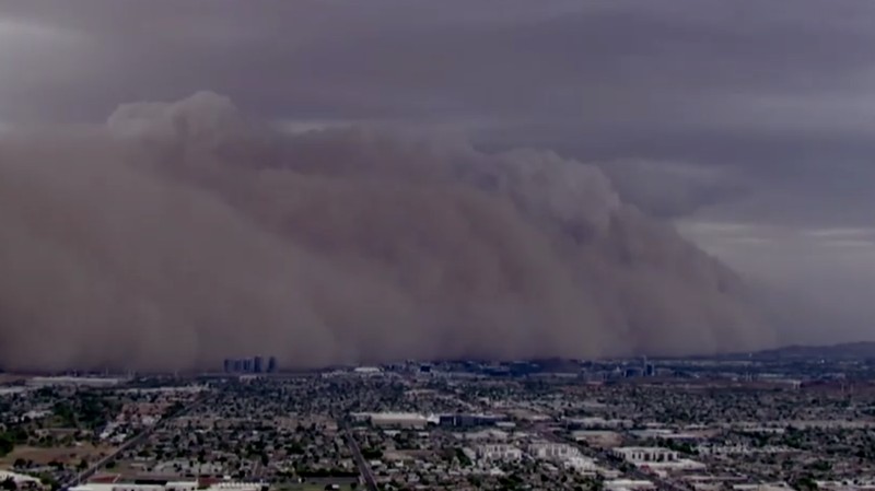 Badai debu menyelimuti langit di Paradise Valley, Arizona, AS, 25 Agustus 2025 (ABC AFFILIATE KNXV via Reuters)