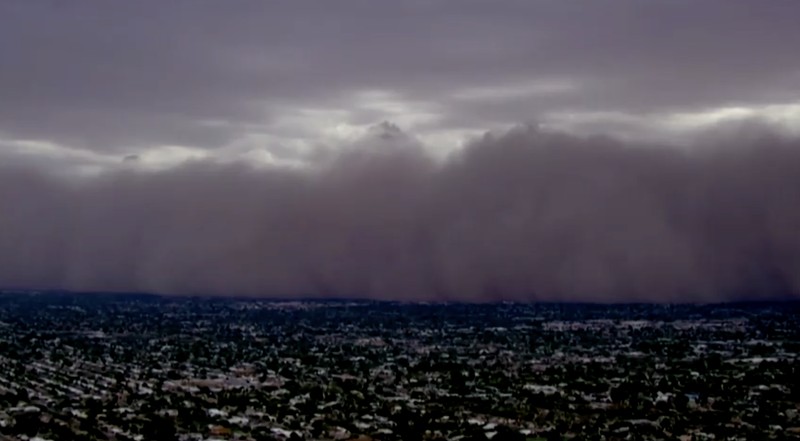 Badai debu menyelimuti langit di Paradise Valley, Arizona, AS, 25 Agustus 2025 (ABC AFFILIATE KNXV via Reuters) Badai debu menyelimuti langit di Paradise Valley, Arizona, AS, 25 Agustus 2025 (ABC AFFILIATE KNXV via Reuters)