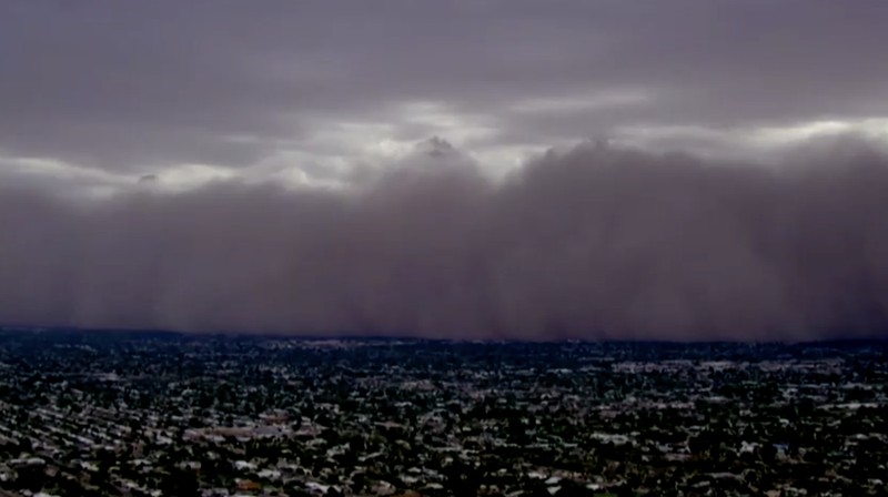 Badai debu menyelimuti langit di Paradise Valley, Arizona, AS, 25 Agustus 2025 (ABC AFFILIATE KNXV via Reuters)