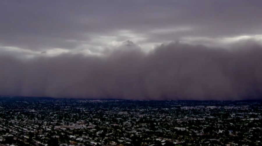 Badai debu menyelimuti langit di Paradise Valley, Arizona, AS, 25 Agustus 2025 (ABC AFFILIATE KNXV via Reuters) Badai debu menyelimuti langit di Paradise Valley, Arizona, AS, 25 Agustus 2025 (ABC AFFILIATE KNXV via Reuters)