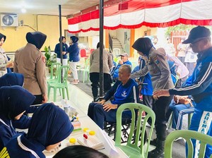 Polwan Polresta Malang Kota Gelar Bakti Kesehatan Gratis untuk Lansia
