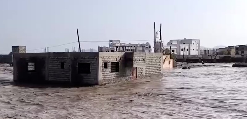 Banjir parah melanda pinggiran kota Aden, Yaman. (Tangkapan Layar Video/Reuters)