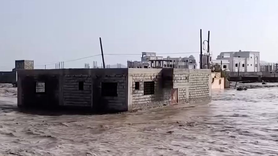 Banjir parah melanda pinggiran kota Aden, Yaman. (Tangkapan Layar Video/Reuters)