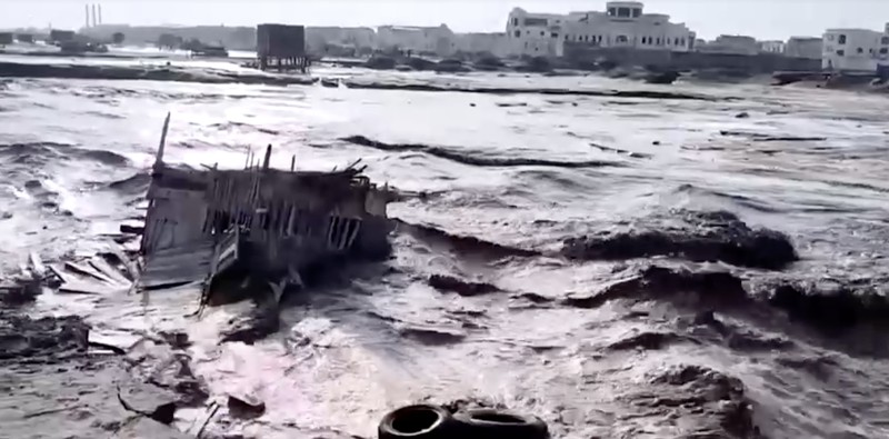 Banjir parah melanda pinggiran kota Aden, Yaman. (Tangkapan Layar Video/Reuters) Banjir parah melanda pinggiran kota Aden, Yaman. (Tangkapan Layar Video/Reuters)