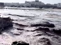 Banjir Bandang Terjang Negara Arab, Gulung Orang, Sapu Mobil & Rumah