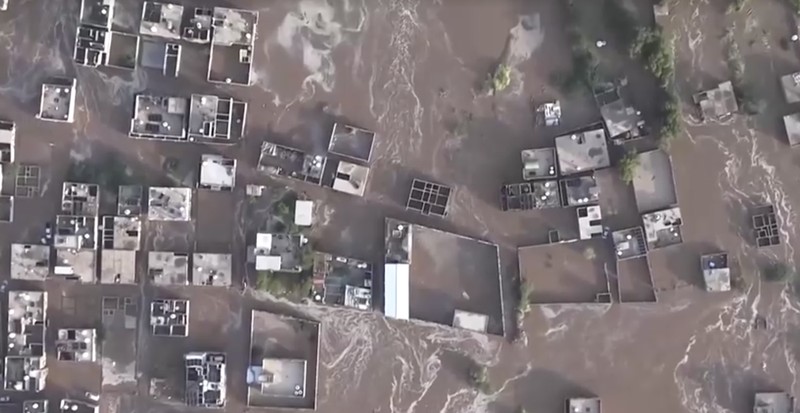 Banjir parah melanda pinggiran kota Aden, Yaman. (Tangkapan Layar Video/Reuters)